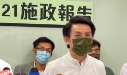 对于特首林郑月娥最后一份施政报告完全没有提及政制民主化的发展，民主党主席罗健熙表示，落实特首及立法会双普选是《基本法》的承诺，也是特首的宪制责任 （美国之音/汤惠芸）