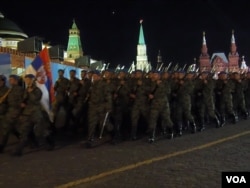 5月4日的彩排中，塞爾維亞軍隊在中國軍隊之前通過紅場(美國之音白樺拍攝)