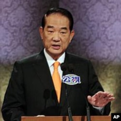 亲民党主席宋楚瑜在辩论会上讲话