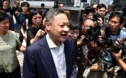 香港和平佔中發起人戴耀廷因公眾妨擾等罪名被判入獄16個月，他服刑接近4個月後，8月15日獲准保釋等候上訴 (攝影：美國之音湯惠芸）