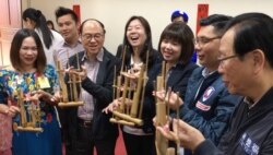 部分立委和新住民一起學習印尼樂器（齊勇明拍攝）