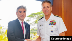 戴維森上將2018年9月25日會見美國駐菲律賓大使金誠（美國駐馬尼拉大使館照片）