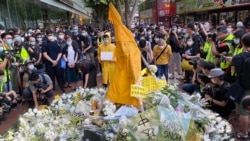 反送中運動首位犧牲性命的抗爭者梁凌杰逝世一周年，網民在他墮下身亡的地點設置祭壇，掛上他死前穿著的黃色雨衣，供市民獻花。(美國之音湯惠芸)