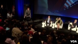 美国专家学者在麦凯恩研究所开会讨论对中国政策接触政策是否有效。（2014年10月23日）