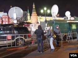 去年总统大选结束后，国家控制的几家俄罗斯电视台报道支持普京集会。(美国之音白桦拍摄)