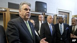 紐約共和黨眾議員彼得‧金(左)不滿眾議院未有投票發放災難救濟