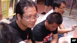 支聯會副主席蔡耀昌(左二)、港大學生會會長李子樹(左三)洗刷“國殤之柱”