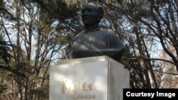 北京大学校园内老校长蔡元培之像。蔡元培提倡学术自由、教育自由、思想自由，而今北京大学被认为大反其道（美国之音拍摄）