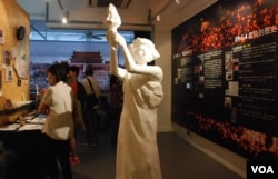 香港支聯會今年成立臨時六四紀念館，一個多月展期吸引18,800人次參觀,館内摆放有民主女神像(美國之音湯惠芸)