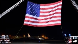 一架載有從北韓獲釋的三名美國公民的美國政府專機星期四凌晨在安德魯斯聯合基地降落，滑行到一面巨大美國國旗前（2018年5月10日）