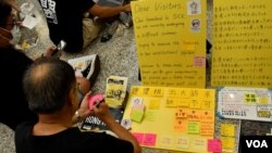 第二次香港國際機場反送中集會，有市民在流動"連儂板"寫上心聲。（攝影: 美國之音湯惠芸）