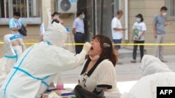 大连一名医护人员正在为当地居民进行核酸检测。（法新社资料图）