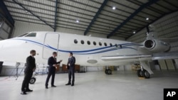 Госсекретарь США Марко Рубио (справа) у конфискованного самолета, 6 февраля 2025 года