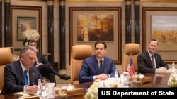 资料照片：2025年2月28日，美国中东事务特使威特科夫与国务卿卢比奥和时任总统国家安全顾问华尔兹等官员在沙特阿拉伯利雅得出席会议。(美国国务院照片)