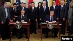 美国总统特朗普与中国副总理刘鹤在白宫签署美中第一阶段贸易协议。（2020年1月15日）
