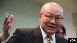 香港退休法官胡國興宣佈參加2017年特首選舉 (美國之音特約記者湯惠芸拍攝)