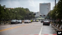  警察2018年8月26日星期日在佛罗里达州杰克逊维尔市的出事地点封锁了一条街。