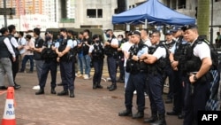 2024 年 6 月 25 日，大量警方出现在香港西九龙裁判法院外，民主活动人士戴耀廷、澳洲-香港双重公民吴政亨、区诺轩、赵家贤和钟锦麟正在出庭求情。 (法新社照片)