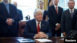 美國總統川普20日在白宮簽署備忘指令下令對外國鋼鐵進口展開國家安全調查。