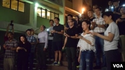 20多名港大校友到港大校園舉行燭光集會，悼念港大學術自由已死。（美國之音湯惠芸攝）