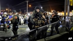 8月20日早晨，密蘇里弗格森的警察試圖驅散人群。