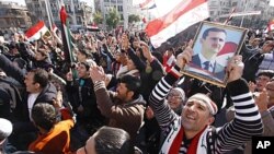 支持敘利亞政府的示威者星期五在大馬士革呼喊支持總統阿薩德的口號