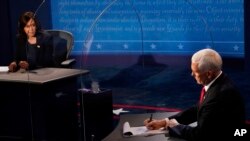 週三晚上，民主黨副總統候選人卡瑪拉·哈里斯透過有機玻璃隔板，與共和黨的邁克·彭斯進行了交鋒。