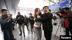 馬拉西亞航空公司班機發生墜機意外後，在北京首都國際機場懷疑是有關航班乘客的家屬情緒激動