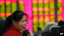 上海一家私人证券行内的一位股民。（资料照片）