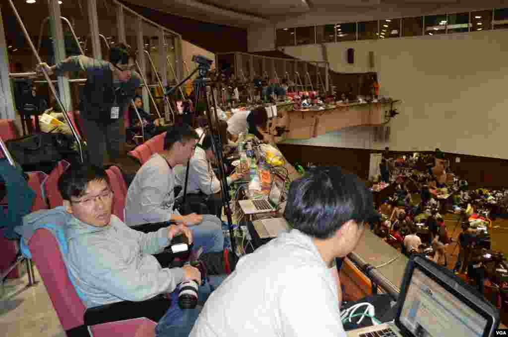 雨中學生集會現場（美國之音申華拍攝）