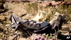 資料照片：2019 年 3 月 23 日，在美國支持的敘利亞民主力量 (SDF) 戰士控制敘利亞巴古茲後，伊斯蘭國的旗幟在廢棄的帳篷營地中。