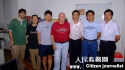 朱瑞峰(右三)与美国之音驻北京记者张楠(右二)及中国社会问题学者胡星斗教授(右一)等合影。图片来源：人民监督网