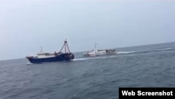 资料照：越南海警追赶驱散一艘侵入越南北部湾海域非法捕鱼的中国渔船。（2019年4月7日）