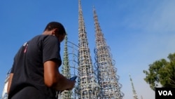 青年在沃兹公园捕捉手机精灵（美国之音国符拍摄）