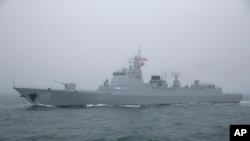 中國海軍052D型貴陽號導彈驅逐艦在青島附近參加海軍演練。（2019年4月23日）