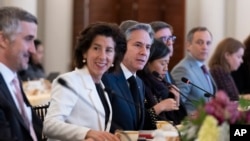 美国商务部长雷蒙多、国务卿布林肯和贸易代表蔡琪在美国国务院与欧盟官员举行美国-欧盟贸易和技术委员会会议。(2024年1月30日)