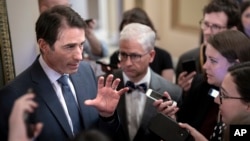 ຜູ້ໄກ່ເກ່ຍວິກິດການໜີ້ນສິນສູງສຸດຂອງພັກຣີພັບບລິກກັນ ທ່ານກາແຣັດ ເກຣບ ຊ້າຍ ແລະ ປະທານການເງິນສະພາຕໍ່າ ທ່ານແພຕິຣກ ແມັກເຮັນຣີ ກ່າວຕໍ່ບັນດານັກຂ່າວ ທີ່ລັດຖະສະພາ ວັນທີ i23 ພຶດສະພາ 2023 