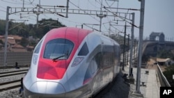 在印尼西爪哇萬隆舉行高鐵開通儀式，高鐵列車機頭停靠在 Padalarang 車站。 （2023年10月2日)