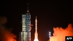 搭載神舟十九號載人太空船的長徵二號F遙十九運載火箭從中國酒泉衛星發射中心發射升空，太空船進入預定軌道，中國也首次出現“90後”太空人。 (法新社：2024年10月30日)
