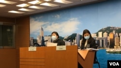 香港醫院管理局總行政經理何婉霞醫生（右）在例行記者會上確認這一消息。 （美國之音王四維拍攝）