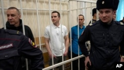 左起：伊戈爾·謝爾古寧（Igor Sergunin）、阿列克謝·利普策（Alexei Liptser）和瓦迪姆·科布澤夫（Vadim Kobzev）曾為納瓦尼生前提供法律諮詢和辯護的三位律師被位於莫斯科以東一家法院分別判處三年半至五年半的有期徒刑。 （2025年1月17日）