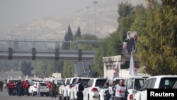 由紅十字會，紅新月會，和聯合國組成的護衛隊啟程駛向敘利亞被圍困的城市（2016年1月11日）。