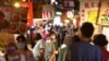 台湾台北市民众戴着口罩逛夜市。（2021年7月6日）
