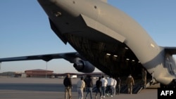 美國無證移民在德州一個空軍基地登上一架C-17軍用運輸機進行遣返。 (2025年1月23日)