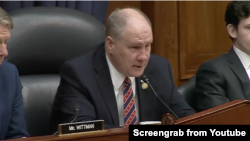 美國國會眾議院軍委會海上力量和兵力投射小組委員會主席特倫特·凱利(Trent Kelly)2025年3月11日在委員會聽證會上致詞。