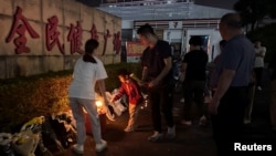 中國廣東珠海體育中心發生一名兇嫌駕車蓄意撞人重大惡性案件後市民悼念獻花。 （2024年11月11日）