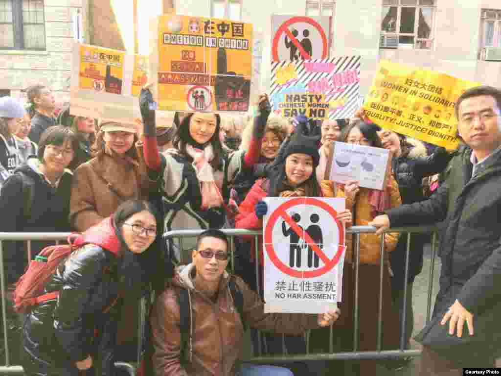 在纽约参加女性大游行关注中国女权议题的人士合影。(2018年1月20日，小门提供)。 在英属哥伦比亚大学就读社会学的七七是&ldquo;#MeToo在中国&rdquo;话题的发起和主持人。七七设计了&ldquo;#米兔在中国&rdquo;的图标。