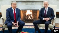 美國總統拜登於2024年11月13日在華盛頓白宮橢圓形辦公室會見美國當選總統特朗普。