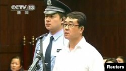  王立军(右)9月24日在成都的法庭上