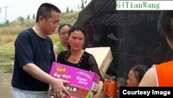 2008年汶川地震后黄琦赶赴灾区向灾民发放救助(六四天网图片 )